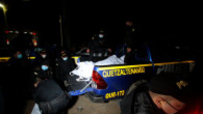 Trupurile a doi deținuți uciși în închisoarea Cantel sunt transportate de poliția din Guatemala. Sursa foto: Profimedia Images | Poza 7 din 9