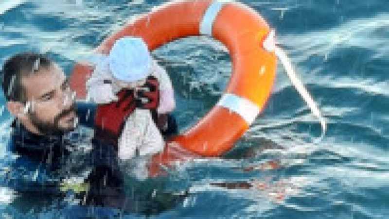 Simbolul tragediei de la Ceuta: salvatorul Juan Francisco Valle din Garda Civilă spaniolă, recuperând un bebeluș din apele reci ale Mediteranei. Foto: Facebook / Guardia Civil | Poza 3 din 5