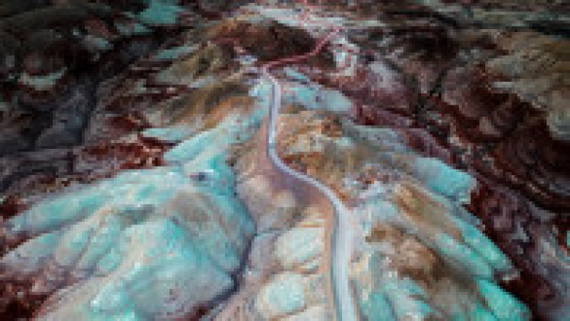 Dealurile de bentonită din statul ameridan Utah. au culori deosebite datorită straturilor de cenusă vulcanică. Foto. James Bian/Xuejun/Solent News via Profimedia Images | Poza 8 din 9