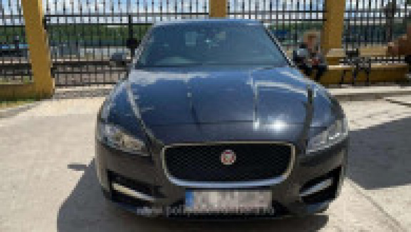 O femeie care conducea un Jaguar a rămas fără mașină. FOTO: Poliția de Frontieră | Poza 3 din 3