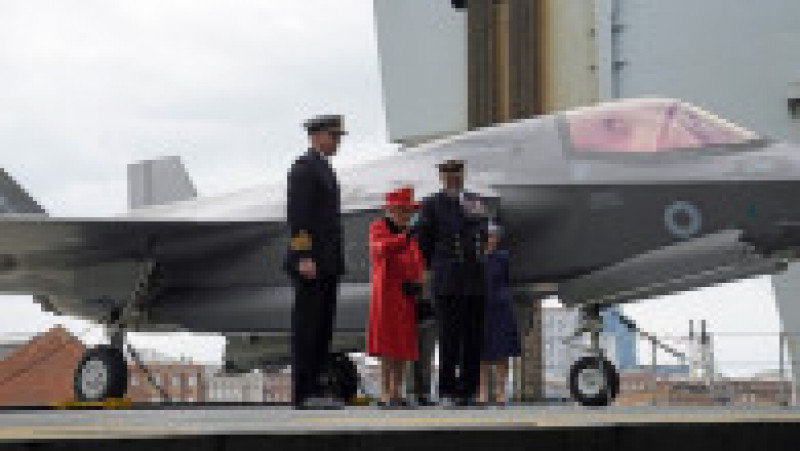 Regina Elisabeta a vizitat noul portavion al Marii Britanii. Foto: Profimedia | Poza 4 din 6