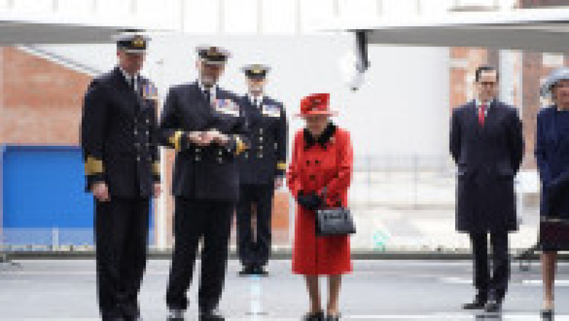 Regina Elisabeta a vizitat noul portavion al Marii Britanii. Foto: Profimedia | Poza 1 din 6