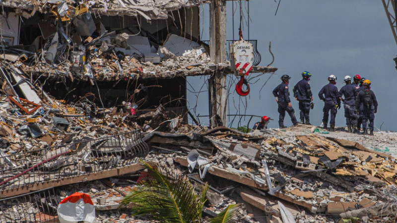 Salvatorii caută supraviețuitori printre dărâmăturile clădirii prăbușite în Miami. Foto: Profimedia Images