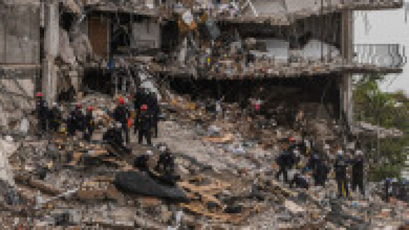 Salvatorii caută supraviețuitori printre dărâmăturile clădirii prăbușite în Miami. Foto: Profimedia Images | Poza 3 din 9