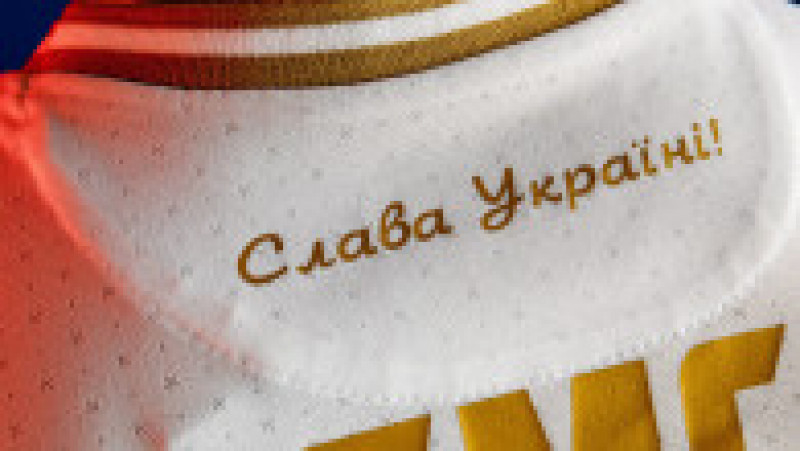 Pe spatele tricoului este inscripționat sloganul patriotic „Slavă Ucrainei!”. Foto: Facebook / Andrei Pavelko | Poza 8 din 10