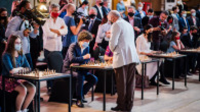 Primarul Nicușor Dan, printre cei cu care Garry Kasparov a făcut un simultan de șah Foto: Superbet Chess Classic 2021 | Poza 6 din 12