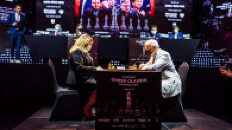 Anca Dragu, președinta Senatului, și marele maestru Garry Kasparov fac mutările din deschiderea Superbet Chess Classic 2021 | Poza 5 din 12