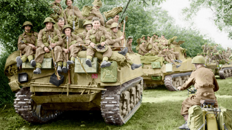 Soldați pe tancuri în timpul invaziei care a urmat Debarcării din Normandia. Foto: Profimedia Images