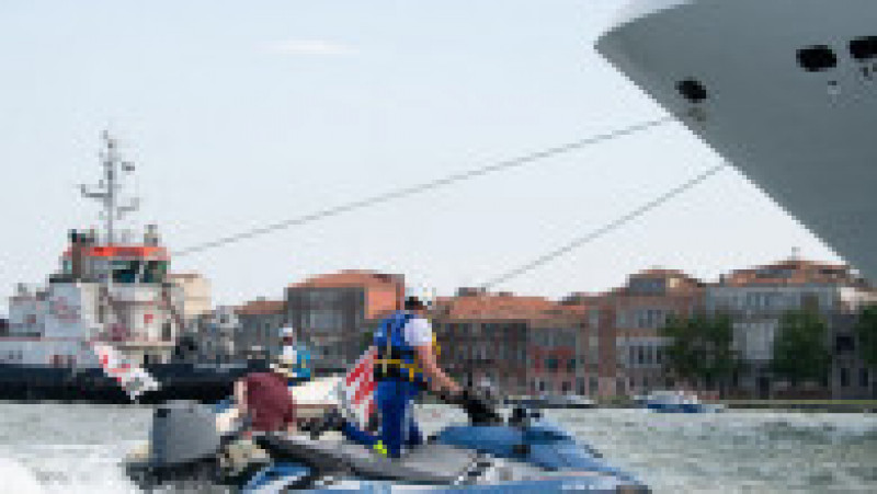 Poliția supraveghează protestul venețienilor față de reluarea curselor navelor de croazieră pe principalul canal al orașului. Foto: Profimedia Images | Poza 2 din 9