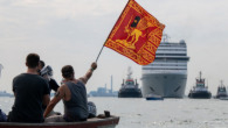 Protest la Veneția față de reluarea curselor navelor de croazieră pe principalul canal al orașului. Oamenii și-au scos bărcile și au navigat de-a lungul canalului pentru a-și arăta nemulțumirea. Foto: Profimedia Images | Poza 3 din 9