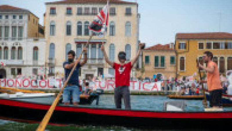 Protest la Veneția față de reluarea curselor navelor de croazieră pe principalul canal al orașului. Oamenii și-au scos bărcile și au navigat de-a lungul canalului pentru a-și arăta nemulțumirea. Foto: Profimedia Images | Poza 5 din 9