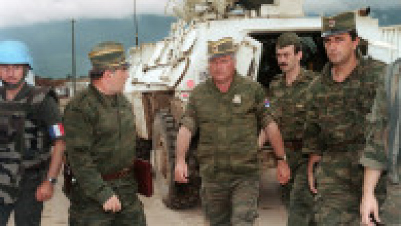 Imagine realizată în Sarajevo, în 1993, în care apare comandatul forțelor sârbe din Bosnia, generalul Ratko Mladic. Sursa foto: Profimedia Images | Poza 16 din 16