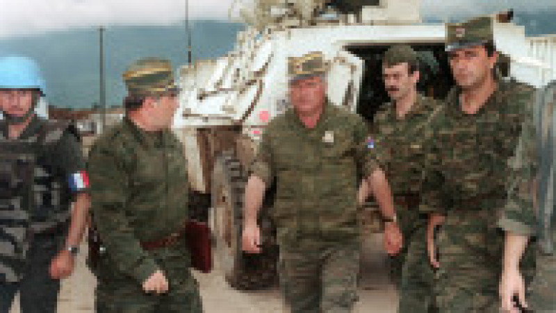 Imagine realizată în Sarajevo, în 1993, în care apare comandatul forțelor sârbe din Bosnia, generalul Ratko Mladic. Sursa foto: Profimedia Images | Poza 16 din 16