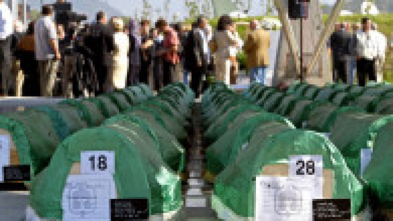 Aproape 8.000 de bărbați și băieți au fost separați de restul populației și uciși de armata sârbă, după capturarea "Zonei sigure" ONU din Srebrenița, în iulie 1995. Comemorare a masacrului, în 2003. Sursa foto: Profimedia Images | Poza 7 din 16