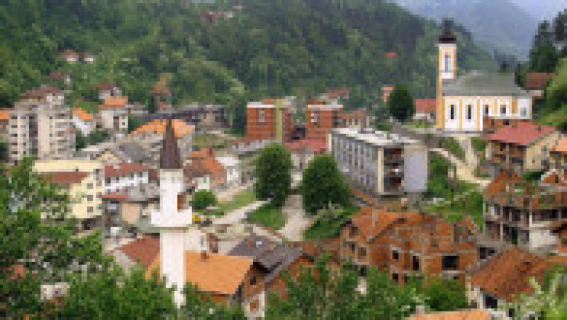 Imagine cu orașul Srebrenița, în 2005, la 10 ani de la masacru. Sursa foto: Profimedia Images | Poza 23 din 26
