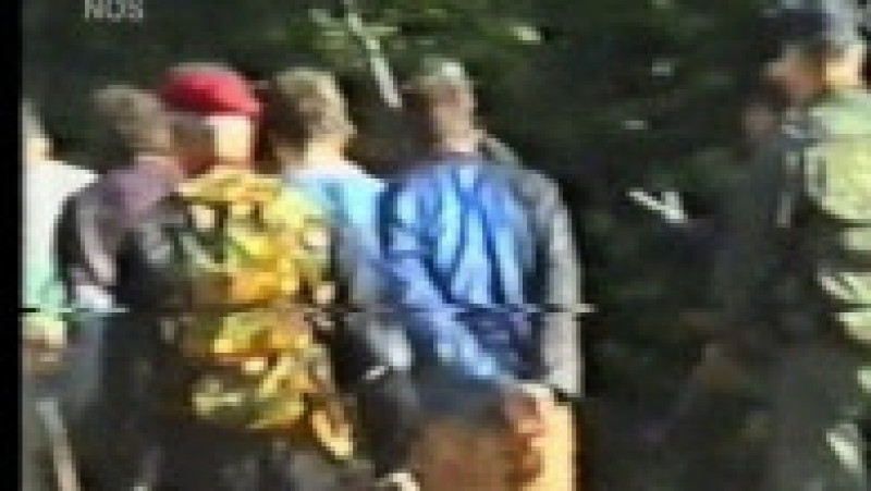 Captură dintr-o filmare arătată în 2005 la Tribunalul Internațional ONU pentru fosta Iugoslavie. În filmare, un soldat sârb ucide șase bosniaci tineri. Sursa foto: AFP Photo/Profimedia Images | Poza 3 din 16