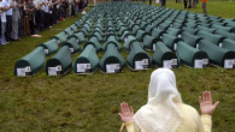 Srebrenița, 11 iulie 2005. Musulmanii bosniaci se roagă lângă 610 sicrie în care se află rămășițele unor victime ale masacrului din 11 și 18 iulie 1995, înaintea înmormântării din Potocari. Sursa foto: Profimedia Images | Poza 15 din 26