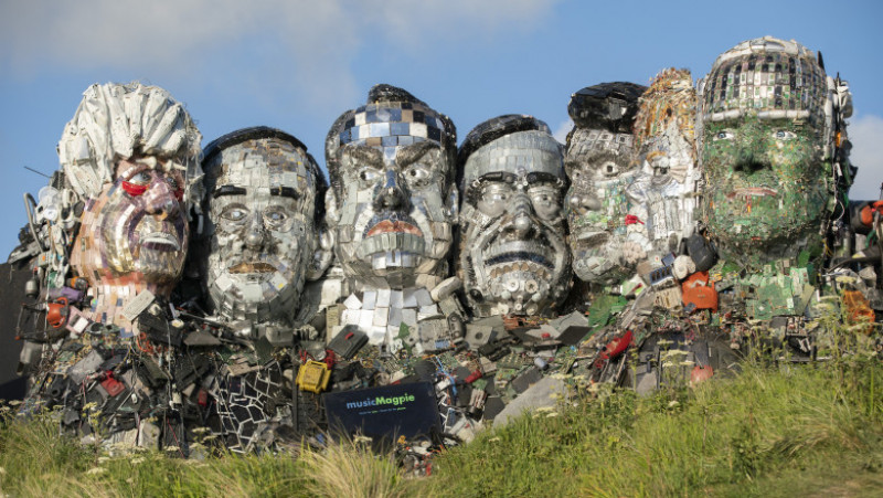 „Mount Recyclemor”, o lucrare realizată din deșeuri electronice în apropierea locului unde se desfășoară Summitul G7. Foto: Profimedia Images
