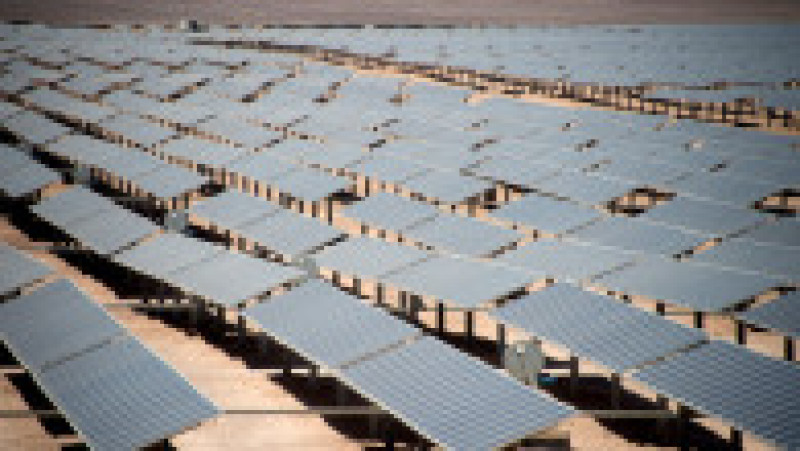 10.600 de panouri solare înconjoară un turn înalt de 250 de metri, al cărui vârf este ţinta razelor soarelui. Sursa foto: Profimedia Images | Poza 9 din 16