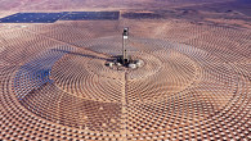 Într-o zonă circulară de peste 700 de hectare, 10.600 de oglinzi înconjoară un turn înalt de 250 de metri, al cărui vârf este ţinta razelor soarelui. Sursa foto: AFP PHOTO / CERRO DOMINADOR/ Profimedia | Poza 11 din 16