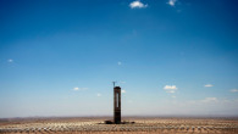 Într-o zonă circulară de peste 700 de hectare, 10.600 de panouri solare înconjoară un turn înalt de 250 de metri. Sursa foto: Profimedia Images | Poza 5 din 16