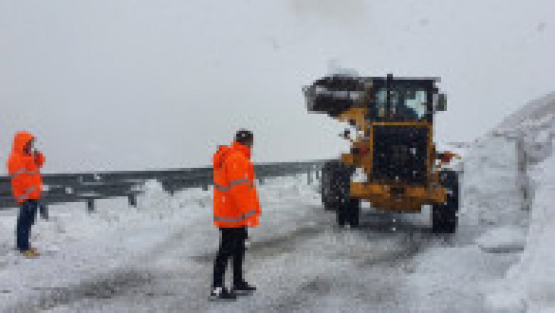 Ninge pe Transalpina și s-a depus zăpadă. Se circulă în condiții de iarnă, drumarii intervin cu utilaje. Foto: Facebook/DRDP Craiova | Poza 1 din 7