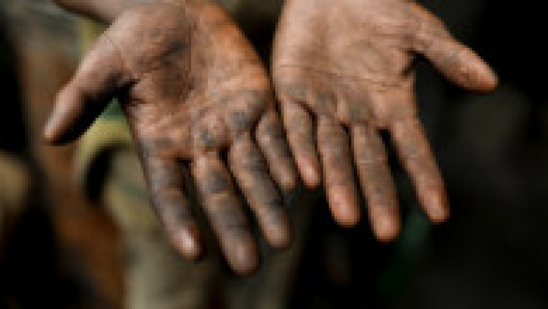 Mâinile unui copil din Bangladesh, după o zi de lucru. Foto: Profimedia | Poza 2 din 9