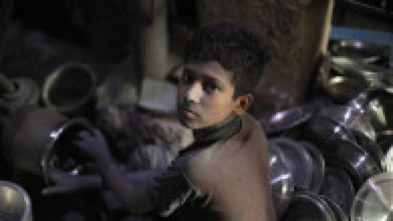 Copil de 13 ani din Bangladesh care lucrează la o fabrică de obiecte din argint. Foto: Profimedia | Poza 5 din 9