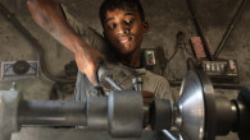 Băiat de 14 ani, în timp ce confecționează un obiect din aluminu. Foto: Profimedia | Poza 6 din 9
