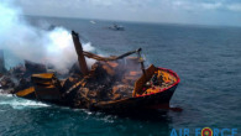 Nava ancorată în largul portului Colombo a anunțat pe 20 mai un incendiu la bord, produs din cauza unei scurgeri la un container de substanțe chimice.. Sursa foto: Sri Lanka Air Force / Facebook | Poza 6 din 11
