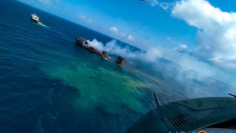Nava ancorată în largul portului Colombo a anunțat pe 20 mai un incendiu la bord, produs din cauza unei scurgeri la un container de substanțe chimice.. Sursa foto: Sri Lanka Air Force / Facebook