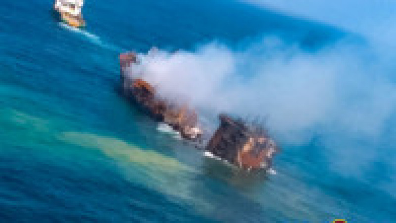 Nava ancorată în largul portului Colombo a anunțat pe 20 mai un incendiu la bord, produs din cauza unei scurgeri la un container de substanțe chimice.. Sursa foto: Sri Lanka Air Force / Facebook | Poza 3 din 11