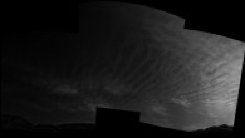 Nori pe Marte. Imagine alb-negru trimisă de roverul Curiosity. Foto: NASA | Poza 4 din 6