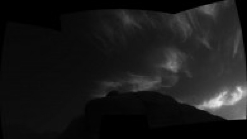 Nori pe Marte. Imagine alb-negru trimisă de roverul Curiosity. Foto: NASA | Poza 3 din 6