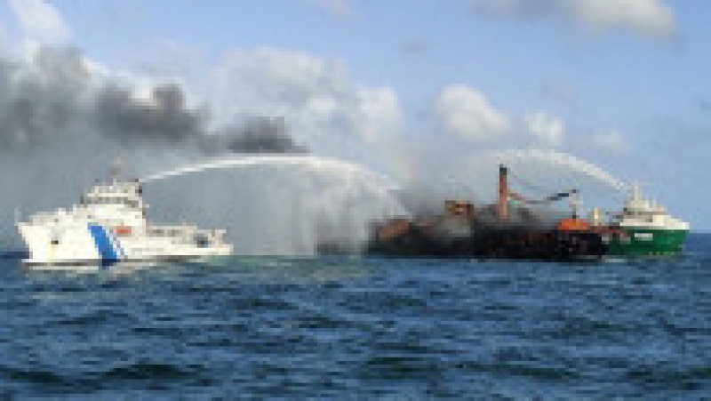 Nava înregistrată în Singapore a ars două săptămâni, înainte să înceapă să se scufunde. Sursa foto: Profimedia Images | Poza 4 din 20