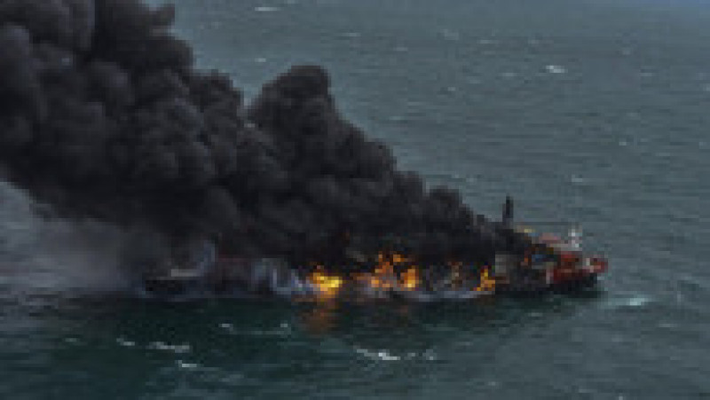 Nava înregistrată în Singapore a ars două săptămâni, înainte să înceapă să se scufunde. Sursa foto: Profimedia Images | Poza 1 din 20