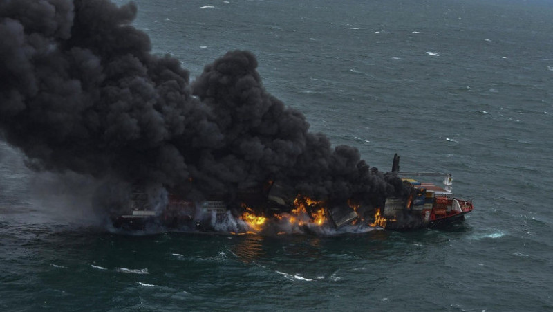 Nava înregistrată în Singapore a ars două săptămâni, înainte să înceapă să se scufunde. Sursa foto: Profimedia Images
