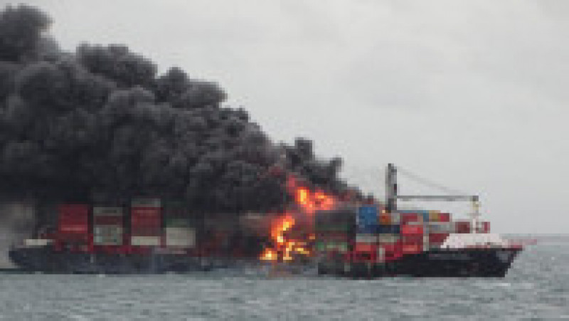 Nava înregistrată în Singapore a ars două săptămâni, înainte să înceapă să se scufunde. Sursa foto: Profimedia Images | Poza 2 din 20