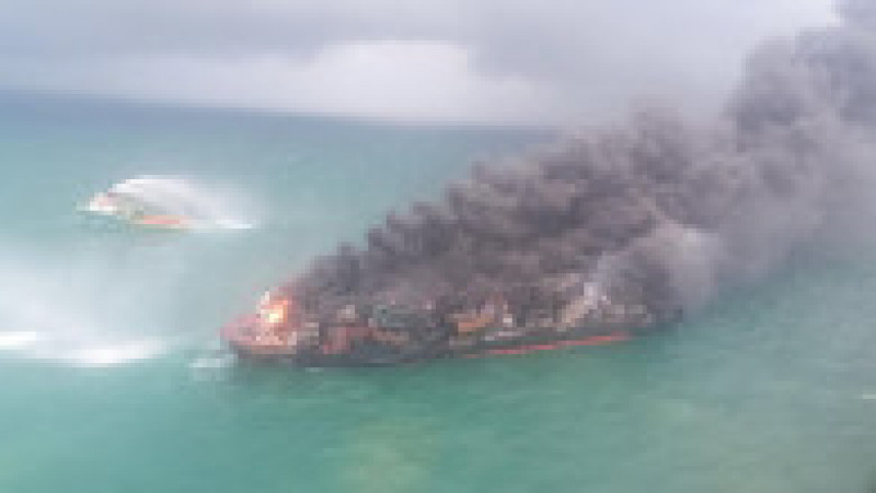 Nava înregistrată în Singapore a ars două săptămâni, înainte să înceapă să se scufunde. Sursa foto: Profimedia Images | Poza 3 din 20