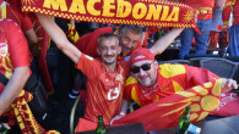 Suporterii Macedoniei, în Centrul Vechi. Foto: Agerpres | Poza 3 din 4