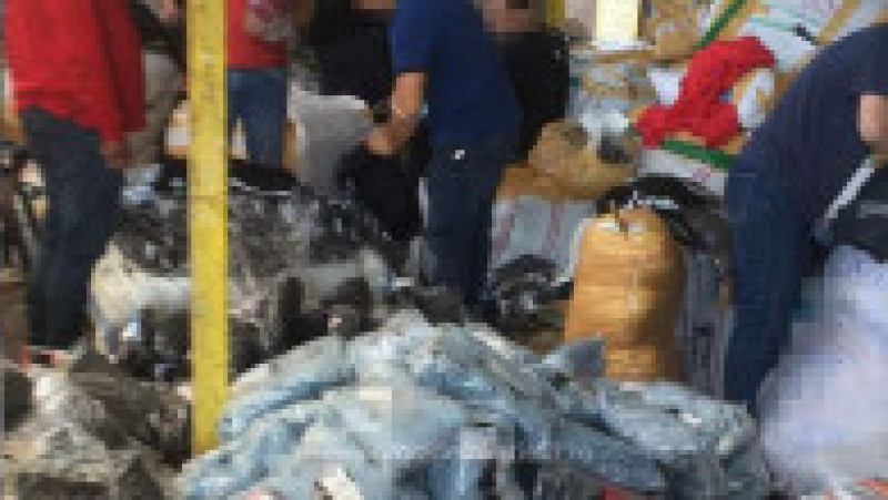 Un român a vrut să aducă în țară haine contrafăcute cu etichete ale unor firme celebre. FOTO: Poliția de Frontieră | Poza 6 din 7