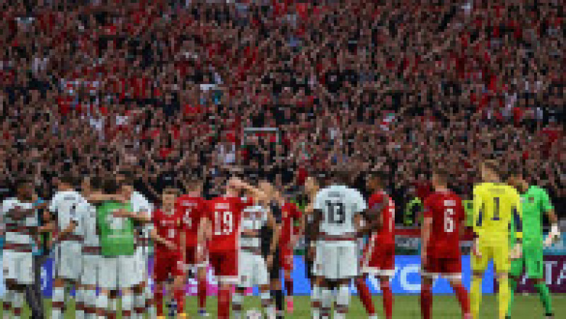 Jucătorii Ungariei își felicită adversarii portughezi în fața a zeci de mii de spectatori la meciul de la EURO 2020 Foto: Profimedia | Poza 6 din 7