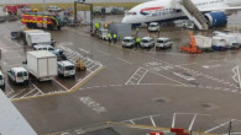 Avionul a rămas blocat pe pistă, cu trenul de aterizare din față rupt. Foto: Facebook / AirLive.net | Poza 1 din 7