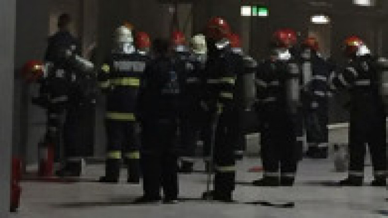 Pompierii intervin la stația de metrou Piața Victoriei. | Poza 2 din 2
