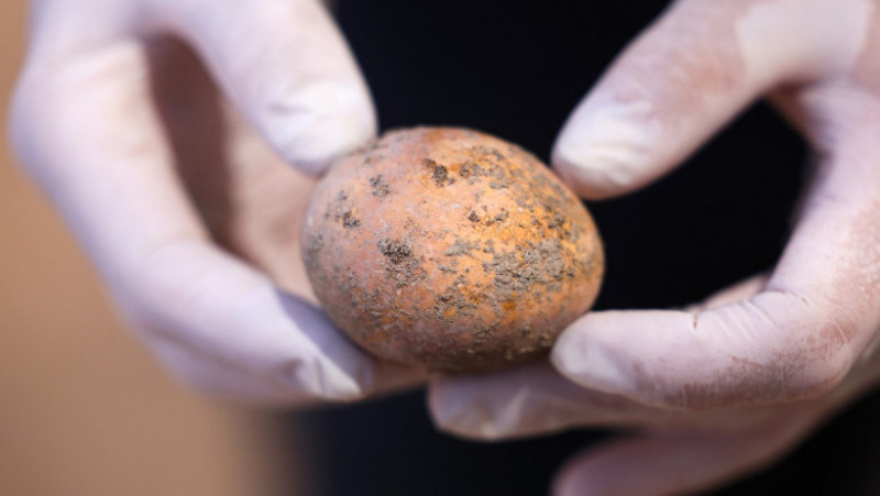 O echipă de arheologi israelieni a descoperit un ou de găină intact cu o vechime de aproximativ 1.000 de ani. Foto: Profimedia