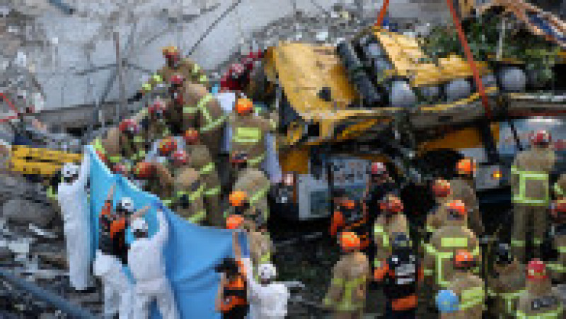 Cel puțin nouă oameni au fost uciși în Coreea de Sud, după ce o clădire cu cinci etaje s-a prăbușit pe autobuzul în care se aflau în timpul demolării. Sursa foto: Profimedia Images | Poza 8 din 8