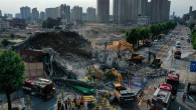 Cel puțin nouă oameni au fost uciși în Coreea de Sud, după ce o clădire cu cinci etaje s-a prăbușit pe autobuzul în care se aflau în timpul demolării. Sursa foto: Profimedia Images | Poza 1 din 8
