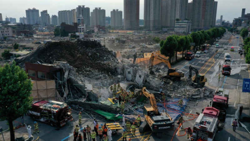 Cel puțin nouă oameni au fost uciși în Coreea de Sud, după ce o clădire cu cinci etaje s-a prăbușit pe autobuzul în care se aflau în timpul demolării. Sursa foto: Profimedia Images