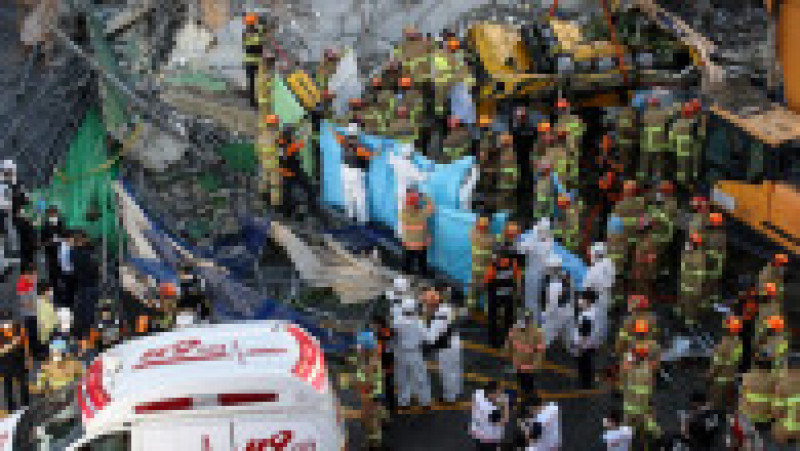Cel puțin nouă oameni au fost uciși în Coreea de Sud, după ce o clădire cu cinci etaje s-a prăbușit pe autobuzul în care se aflau în timpul demolării. Sursa foto: Profimedia Images | Poza 2 din 8
