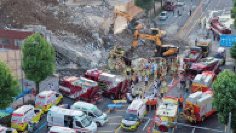 Cel puțin nouă oameni au fost uciși în Coreea de Sud, după ce o clădire cu cinci etaje s-a prăbușit pe autobuzul în care se aflau în timpul demolării. Sursa foto: Profimedia Images | Poza 5 din 8